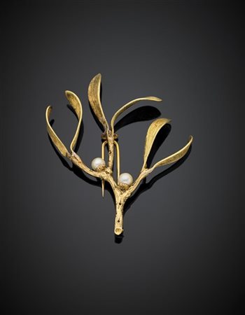 BUCCELLATI
Spilla a guisa di vischio in oro giallo cesellato e perle, g 12,89,