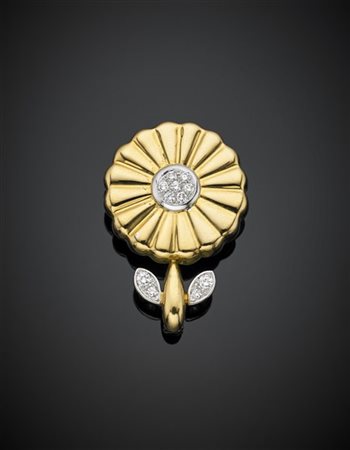 SCHREIBER
Spilla in oro giallo e bianco a fiore rifinita con diamanti per compl