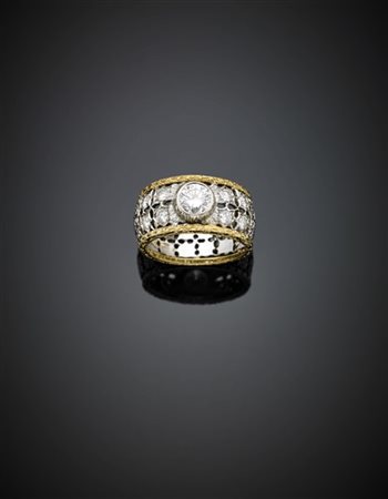 Anello in oro bianco e giallo cesellato rifinito con diamanti per complessivi c