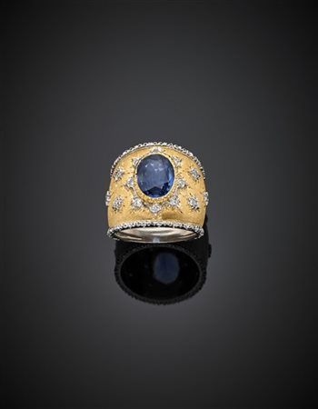 Anello in oro giallo e bianco con diamanti ed al centro uno zaffiro ovale di ct