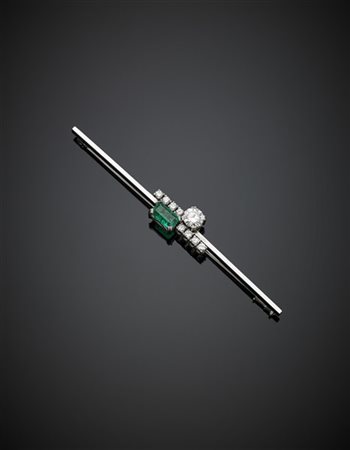 Spilla a barretta in oro bianco con diamanti per complessivi ct. 0,90 circa di