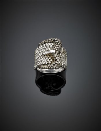 TEORIE
Anello a fibbia in oro bianco con diamanti brown e incolori a pavé, per