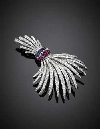 Broche in platino, oro bianco e diamanti rifinita con rubini e zaffiri a marqui