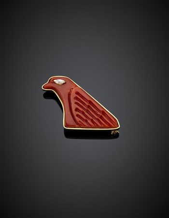 Spilla in oro giallo e corallo rosso scolpito a guisa di uccello, un diamante a