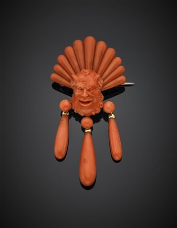 Broche in corallo arancione a guisa di satiro scolpito e incorniciato, rifinito