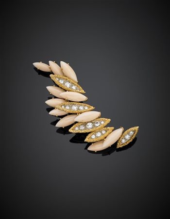 CUSI 
Spilla in oro giallo e bianco con coralli rosa e diamanti per complessivi