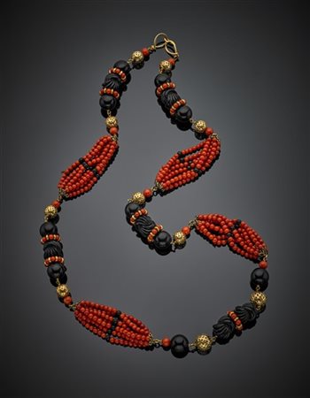 Lunga collana in onice in parte scolpito, corallo rosso con chiusura e dettagli