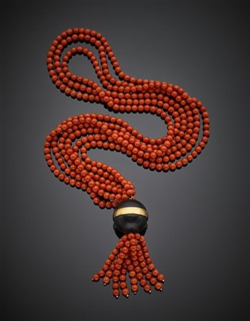 Collana lunga a tre fili in corallo arancione-rossastro rifinita con boule in l