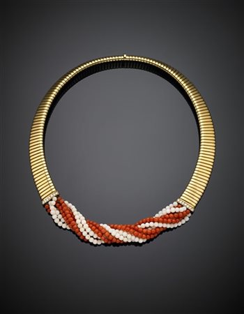 Collier in oro giallo a tubo-gas rifinito in diamanti, al centro un torchon in