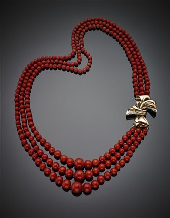 Collana a scalare a tre fili di boules di corallo rosso con chiusura a fiocco i