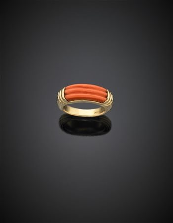 CARTIER 
Anello in oro giallo e corallo arancione scolpito, g 6,23 misura 8,50/