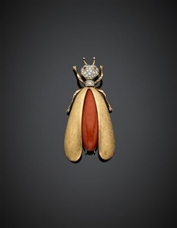 Broche a guisa di insetto in oro giallo cesellato rifinita con corallo arancion