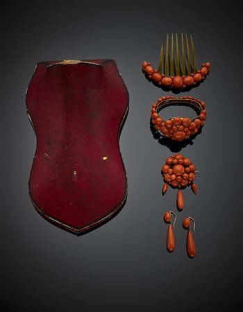 Demi-parure in oro giallo e corallo arancione composta da bracciale, spilla con