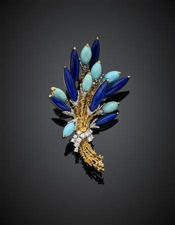 Broche floreale in oro giallo e bianco rifinita con turchesi, pietra dura blu e