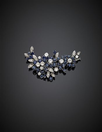Spilla floreale in oro bianco diamanti per complessivi ct. 2 circa e zaffiri, g
