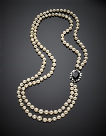 Collana a due fili di perle coltivate con chiusura in oro bianco, diamanti per