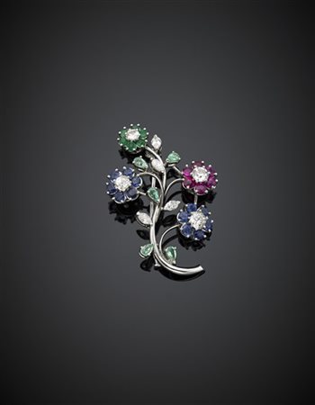 Spilla floreale in oro bianco rifinita con rubini, zaffiri, smeraldi e diamanti