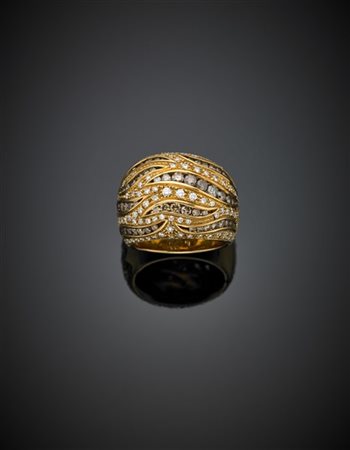 DAMIANI
Anello in oro giallo con diamanti incolori e brown per complessivi ct.