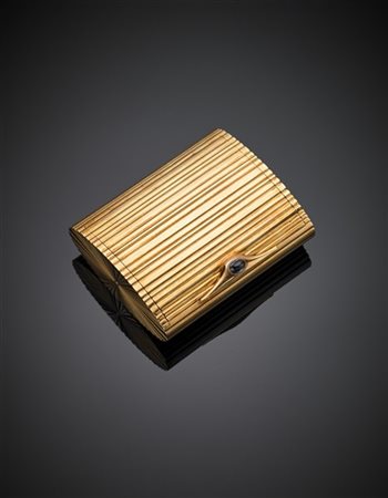 CUSI
Portasigarette a sezione ovale in oro giallo scanalato con zaffiro cabocho