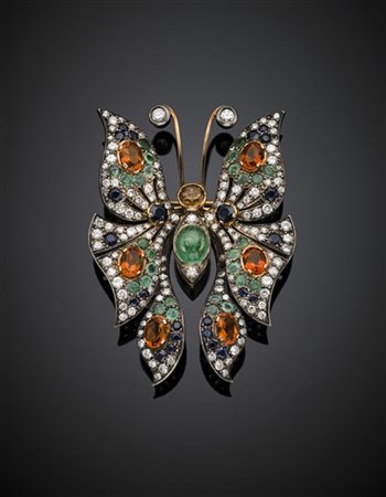 Broche a guisa di farfalla con ali mobili in oro giallo e argento con diamanti,