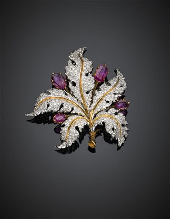 Broche in oro bianco e giallo a guisa di foglia rifinita con diamanti per compl