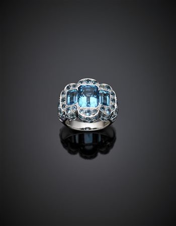 *SABBADINI
Anello in oro bianco con topazi azzurri rotondi e taglio a smeraldo,