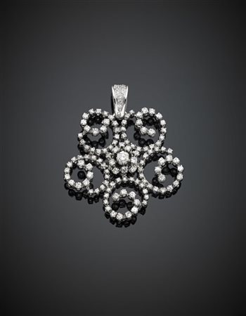 Pendente a fiore in oro bianco rifinito con diamanti per complessivi ct. 3,20 c