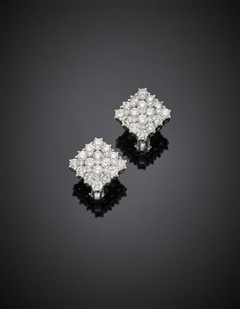 Orecchini a lobo con perno e clip in oro bianco e diamanti a pavé, g 10,25, lun