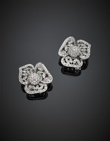 Orecchini a lobo in oro bianco e diamanti per complessivi ct. 2,50 circa a form