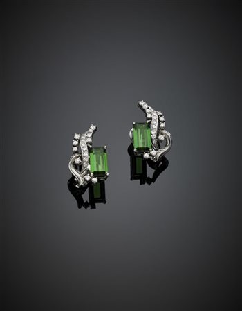 Orecchini in oro bianco con tormaline verdi per complessivi ct. 6 circa e diama