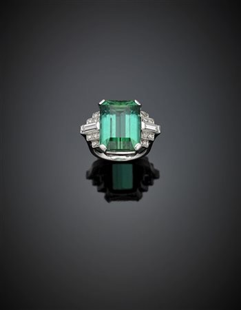 Anello in oro bianco con tormalina ottagonale verde di ct. 11 circa e diamanti,