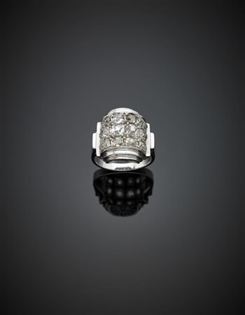 Anello in oro bianco e diamanti taglio old mine per complessivi ct. 2,00 circa