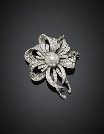 Spilla a fiore e volute in oro bianco e diamanti per complessivi ct. 10,00 circ