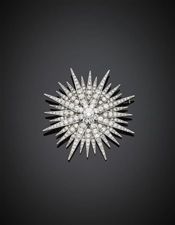 Broche a guisa di stella in oro bianco e diamanti per complessivi ct. 6,00 circ