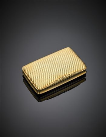 Snuff-box in oro giallo scanalato con chiusura a decoro floreale, g 103,21, lun