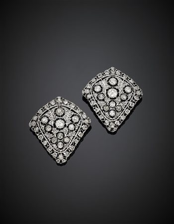 Doppia broche a clip in oro bianco con diamanti per complessivi ct. 2 circa, g