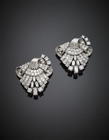 Doppia broche a cartiglio in oro bianco con diamanti rotondi e a baguette, per