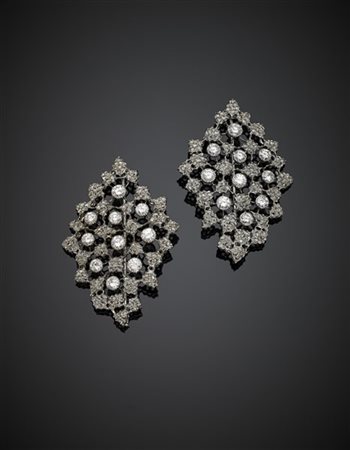 Doppia broche in oro bianco e diamanti per complessivi ct. 5,50 circa g 20,52,