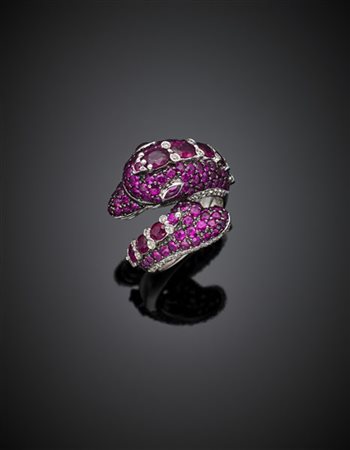 Anello in oro bianco a guisa di delfino con rubini a pavé e rifinito in diamant