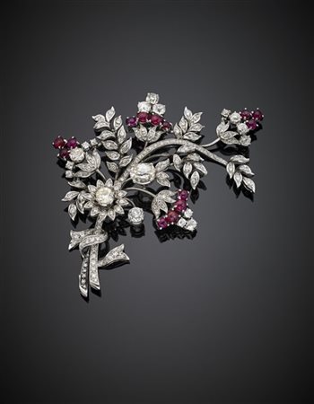 Spilla a tralcio fiorito in oro bianco, diamanti per complessivi ct. 3,70 circa