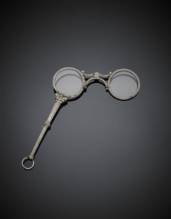 Lorgnette in platino e diamanti a mezza rosetta, g 32,46, lungh. cm 12,80 circa