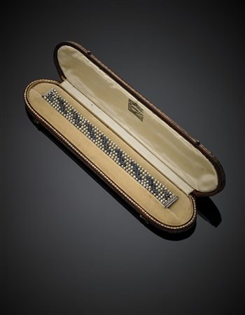 Bracciale in platino a cinque fili di piccole perle interrotti da motivi a onde