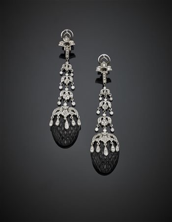 Orecchini pendenti in oro bianco, resina nera scolpita e diamanti, g 25,31, lun