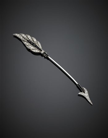 Spillone a guisa di freccia in platino rifinito con diamanti oldmine per comple