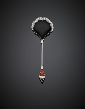Spillone in platino, corallo, materiale nero e diamanti per complessivi ct. 0,4