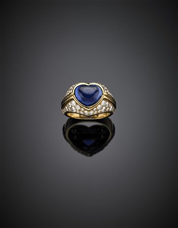 BULGARI 
Anello in oro giallo con uno zaffiro cabochon a cuore di ct. 6,77 circ