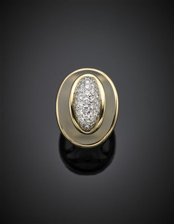 Anello in oro giallo con cupola in quarzo ialino e diamanti a pavé per compless