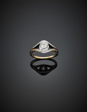 Anello in oro giallo e bianco con diamante a cuscino di ct. 2,40 circa, g 5,21