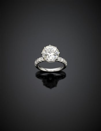 Anello in platino con diamante rotondo di ct. 3,63, diamanti anche sul gambo, g