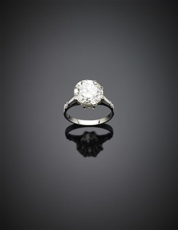 Anello solitario in oro bianco con diamante rotondo di ct. 5,66, g 4,52 misura